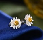 By Queen Ασημένια Σκουλαρίκια Καρφωτά Μαργαρίτα - Image 3