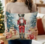 By Queen Limited Festive Edition Μαξιλαροθήκη Mε Καρυοθραύστη Kαι Δώρα 45x45εκ. - Image 5