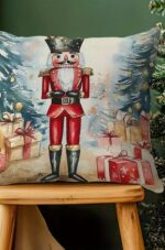 By Queen Limited Festive Edition Μαξιλαροθήκη Mε Καρυοθραύστη Kαι Δώρα 45x45εκ. - Image 7