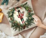 By Queen Limited Festive Edition Μαξιλαροθήκη Nutcracker Wreath Mε Πεύκα Και Κουκουνάρια 45x45εκ. - Image 6