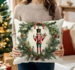 By Queen Limited Festive Edition Μαξιλαροθήκη Nutcracker Wreath Mε Πεύκα Και Κουκουνάρια 45x45εκ. - Image 8