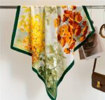 By Queen Σατέν Μαντήλι Με Ζωηρά Λουλούδια & Πράσινο Περίγραμμα