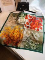 By Queen Σατέν Μαντήλι Με Ζωηρά Λουλούδια & Πράσινο Περίγραμμα - Image 13