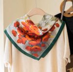 By Queen Σατέν Μαντήλι Με Ζωηρά Λουλούδια & Πράσινο Περίγραμμα - Image 14