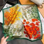 By Queen Σατέν Μαντήλι Με Ζωηρά Λουλούδια & Πράσινο Περίγραμμα - Image 15