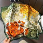 By Queen Σατέν Μαντήλι Με Ζωηρά Λουλούδια & Πράσινο Περίγραμμα - Image 17