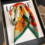 By Queen Σατέν Μαντήλι Με Ζωηρά Λουλούδια & Πράσινο Περίγραμμα - Image 18