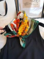 By Queen Σατέν Μαντήλι Με Ζωηρά Λουλούδια & Πράσινο Περίγραμμα - Image 2