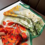 By Queen Σατέν Μαντήλι Με Ζωηρά Λουλούδια & Πράσινο Περίγραμμα - Image 23