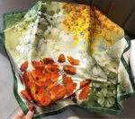 By Queen Σατέν Μαντήλι Με Ζωηρά Λουλούδια & Πράσινο Περίγραμμα - Image 24