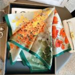 By Queen Σατέν Μαντήλι Με Ζωηρά Λουλούδια & Πράσινο Περίγραμμα - Image 25