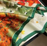 By Queen Σατέν Μαντήλι Με Ζωηρά Λουλούδια & Πράσινο Περίγραμμα - Image 26