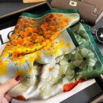 By Queen Σατέν Μαντήλι Με Ζωηρά Λουλούδια & Πράσινο Περίγραμμα - Image 27