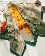 By Queen Σατέν Μαντήλι Με Ζωηρά Λουλούδια & Πράσινο Περίγραμμα - Image 3