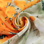 By Queen Σατέν Μαντήλι Με Ζωηρά Λουλούδια & Πράσινο Περίγραμμα - Image 28