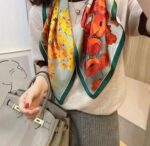 By Queen Σατέν Μαντήλι Με Ζωηρά Λουλούδια & Πράσινο Περίγραμμα - Image 4