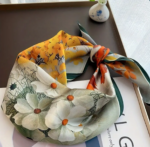 By Queen Σατέν Μαντήλι Με Ζωηρά Λουλούδια & Πράσινο Περίγραμμα - Image 5