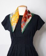 By Queen Σατέν Μαντήλι Με Ζωηρά Λουλούδια & Πράσινο Περίγραμμα - Image 7