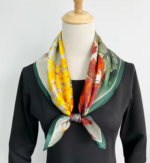 By Queen Σατέν Μαντήλι Με Ζωηρά Λουλούδια & Πράσινο Περίγραμμα - Image 9