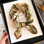 By Queen Jungle Σατέν Μαντήλι Με Τροπικά Φυτά & Ζώα - Image 8