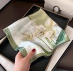 By Queen Botanical Satin Elegance Μαντήλι Με Λευκά Κρινάκια - Image 13