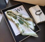 By Queen Botanical Satin Elegance Μαντήλι Με Λευκά Κρινάκια - Image 2