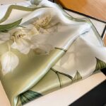 By Queen Botanical Satin Elegance Μαντήλι Με Λευκά Κρινάκια - Image 4