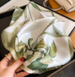 By Queen Botanical Satin Elegance Μαντήλι Με Λευκά Κρινάκια - Image 6