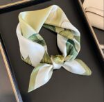 By Queen Botanical Satin Elegance Μαντήλι Με Λευκά Κρινάκια - Image 7