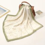 By Queen Σατέν Μαντήλι Κρεμ Με Παστέλ Λουλούδια Και Πράσινο Περίγραμμα