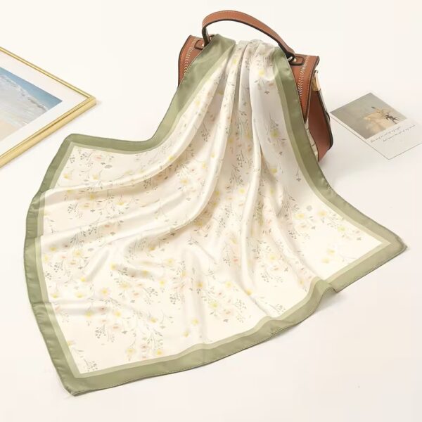 By Queen Σατέν Μαντήλι Κρεμ Με Παστέλ Λουλούδια Και Πράσινο Περίγραμμα