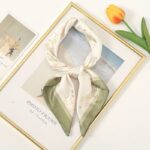 By Queen Σατέν Μαντήλι Κρεμ Με Παστέλ Λουλούδια Και Πράσινο Περίγραμμα - Image 2