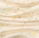 By Queen Σατέν Μαντήλι Κρεμ Με Παστέλ Λουλούδια Και Πράσινο Περίγραμμα - Image 3