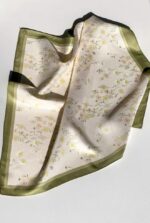 By Queen Σατέν Μαντήλι Κρεμ Με Παστέλ Λουλούδια Και Πράσινο Περίγραμμα - Image 5