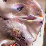 By Queen Σατέν Μαντήλι Με Elegant & Artistic Floral Σχέδιο - Image 16