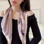 By Queen Σατέν Μαντήλι Με Elegant & Artistic Floral Σχέδιο - Image 2