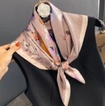 By Queen Σατέν Μαντήλι Με Elegant & Artistic Floral Σχέδιο - Image 4