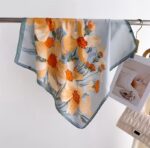 By Queen Σατέν Μαντήλι Με Εντυπωσιακά Λουλούδια Γαλάζιο