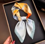 By Queen Σατέν Μαντήλι Με Εντυπωσιακά Λουλούδια Γαλάζιο - Image 4