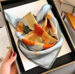 By Queen Σατέν Μαντήλι Με Εντυπωσιακά Λουλούδια Γαλάζιο - Image 6