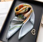 By Queen Σατέν Μαντήλι Με Εντυπωσιακά Λουλούδια Γαλάζιο - Image 9