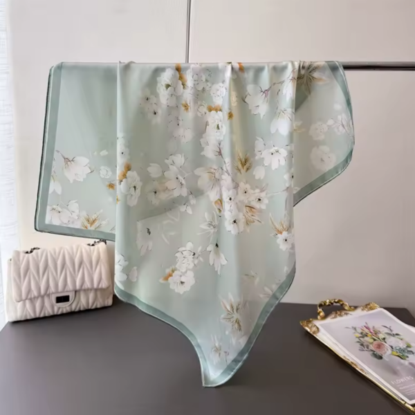 By Queen Σατέν Μαντήλι Πράσινο με Λουλουδάτο Σχέδιο & Σκούρο Περίγραμμα