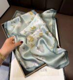 By Queen Σατέν Μαντήλι Πράσινο με Λουλουδάτο Σχέδιο & Σκούρο Περίγραμμα - Image 11