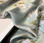 By Queen Σατέν Μαντήλι Πράσινο με Λουλουδάτο Σχέδιο & Σκούρο Περίγραμμα - Image 12