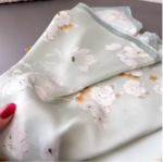 By Queen Σατέν Μαντήλι Πράσινο με Λουλουδάτο Σχέδιο & Σκούρο Περίγραμμα - Image 14