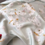 By Queen Σατέν Μαντήλι Πράσινο με Λουλουδάτο Σχέδιο & Σκούρο Περίγραμμα - Image 15