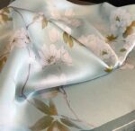 By Queen Σατέν Μαντήλι Πράσινο με Λουλουδάτο Σχέδιο & Σκούρο Περίγραμμα - Image 17