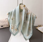 By Queen Σατέν Μαντήλι Πράσινο με Λουλουδάτο Σχέδιο & Σκούρο Περίγραμμα - Image 2