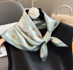 By Queen Σατέν Μαντήλι Πράσινο με Λουλουδάτο Σχέδιο & Σκούρο Περίγραμμα - Image 4