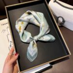 By Queen Σατέν Μαντήλι Πράσινο με Λουλουδάτο Σχέδιο & Σκούρο Περίγραμμα - Image 8